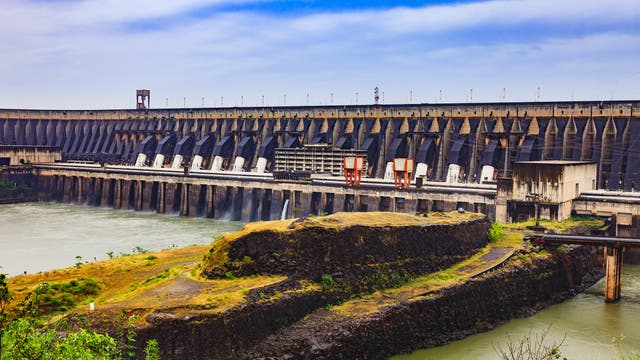 Der Itaipu-Staudamm versorgt große Teile Brasiliens und Paraguays mit Strom, ging aber auf Kosten des Regenwaldes