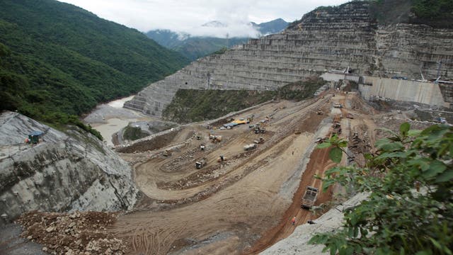 Blick auf die Baustelle des Ituango-Staudammes.