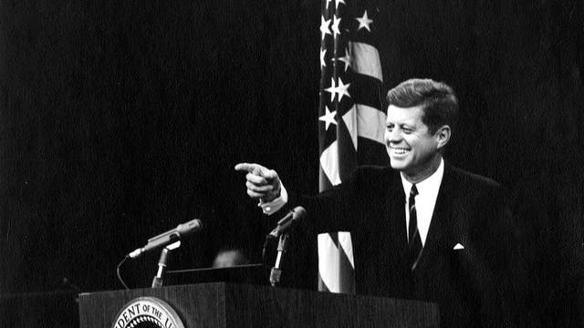 John F. Kennedy lässt bei einer Pressekonferenz seinen Charme spielen