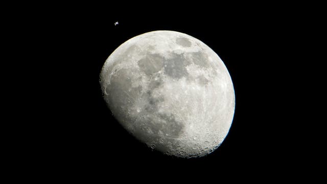 ISS fliegt am Mond vorbei