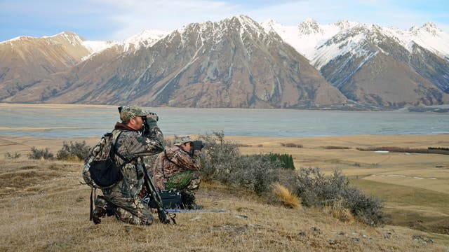 Neuseeländische Jäger liegen im Gebirge auf der Lauer