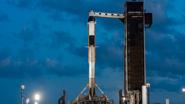 Eine Falcon-9-Rakete von Space X am 21. April 2025 im Launch Complex 39A des Kennedy Space Centers der NASA in Florida. Es ist Nacht, der Himmel ist leicht bewölkt.