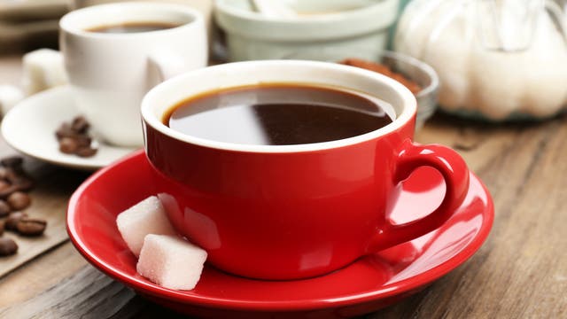 Tasse Kaffee mit zwei Würfeln Zucker