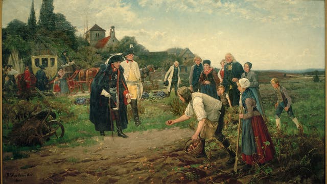 Friedrich II. von Preußen besucht Bauern, um die Kartoffelernte zu inspizieren.