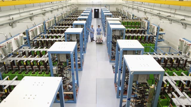 Um modern und effizient hohe magnetische Felder für die Materialforschung zu erreichen, die dafür nötige Energie zu speichern und pulsartig freizusetzen, nutzen die Wissenschaftler am Hochfeld-Magnetlabor Dresden des HZDR eine Kondensatorbank.