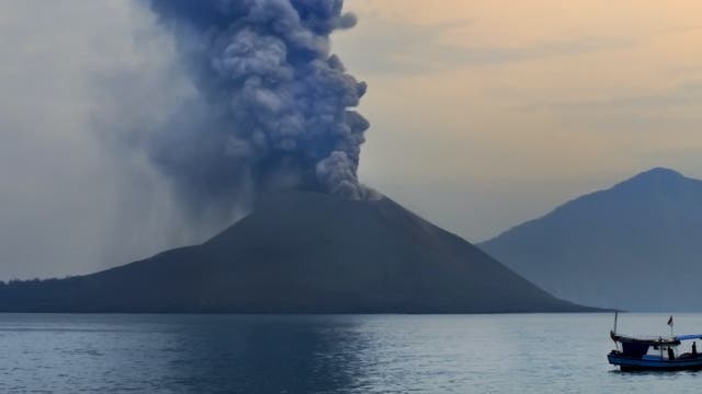 Der Vulkan Krakatau zwischen Java und Sumatra