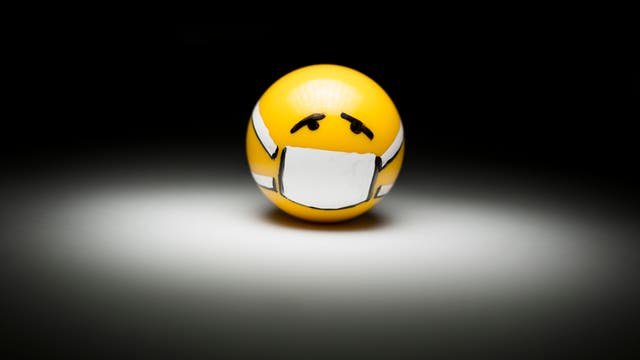 Emoji mit bedecktem Mund