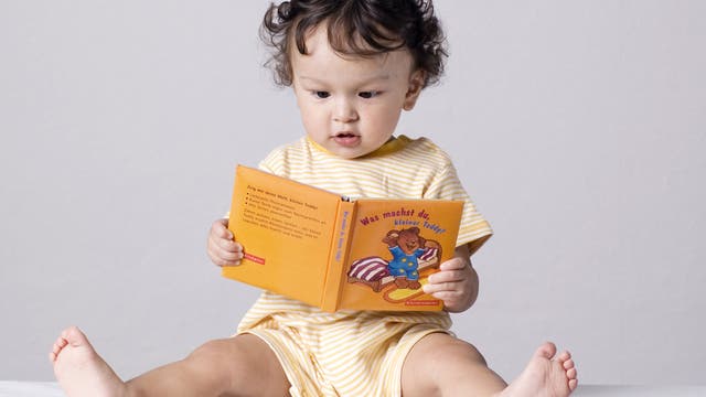 Ein kleines Kind mit Buch