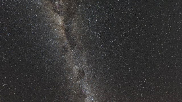 Fotoseminar unter dem hellen Band der Milchstraße Diese eindrucksvolle Aufnahme entstand bei der letzten Astroleserreise nach Namibia im Juli 2022.
