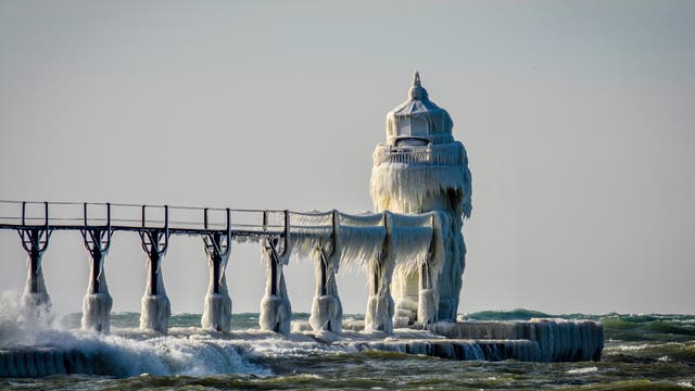 Eingefrorener Leuchtturm in St. Joseph, Michigan