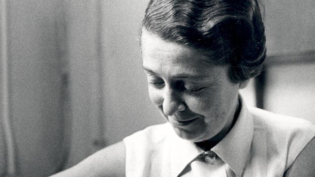 Rita Levi-Montalcini in den 1960er Jahren in ihrem Labor an der Washington University in St. Louis.  Für ihre ­Forschung untersuchte sie neben Hühner­embryonen auch Mäuse.