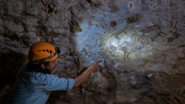 Das zirka 48 000 Jahre alte Felsbild aus der indonesischen Höhle Leang Bulu' Sipong 4 zeigt die narrative Szene einer Jagd.