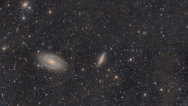 Die Spiralgalaxien Messier 81 und Messier 82 im Sternbild Großer Bär (Übersichtsaufnahme)