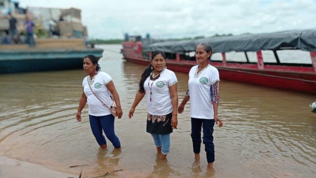 Peruanische Frauen stehen im Uferbereich des Río Marañón