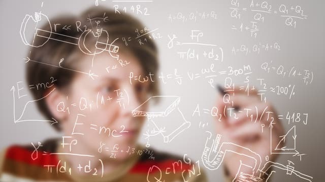 Eine Person scheint komplexe Mathematische Gleichungen und Zeichnungen an eine unsichtbare Tafel zu schreiben.