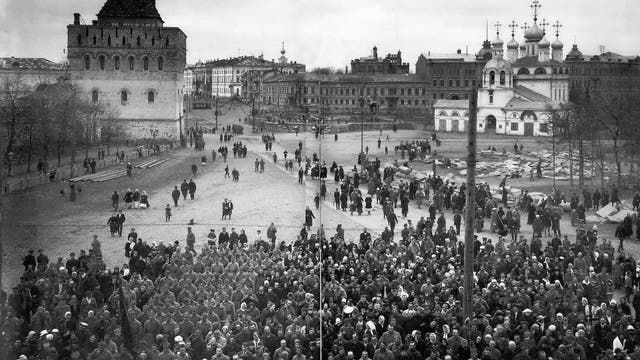Oktober 1917: Arbeiter- und Soldatenräte kommen in der russischen Stadt Nischni Nowgorod zu einer Kundgebung zusammen.