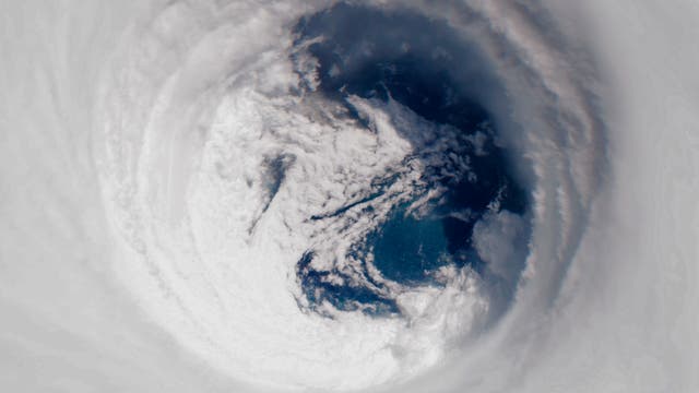 Satellitenbild des Auges von Hurrikan Melissa, aufgenommen am 28. Oktober 2025. Das Bild zeigt die dichte Wolkenformation, die das Auge des Sturms umgibt, mit einem klaren Zentrum über dem Ozean. 