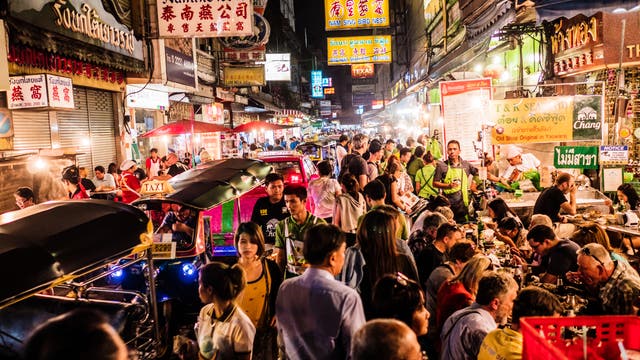 Menschenmassen drängen sich durch das Chinatown von Bangkok