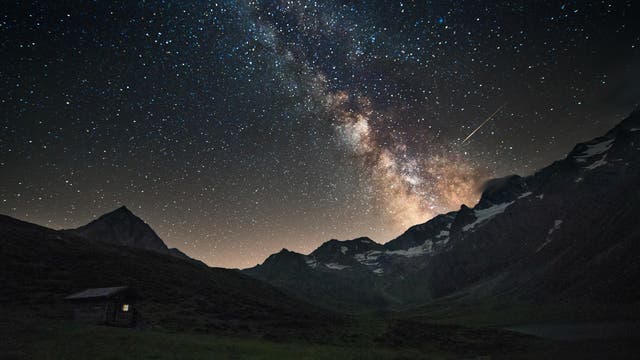 Blick auf die Milchstraße über den Alpen