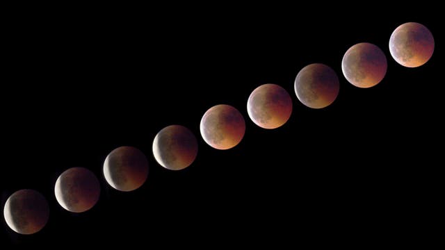 Eine Abfolge von neun Bildern zeigt die verschiedenen Phasen einer Mondfinsternis. Der Mond bewegt sich von links unten nach rechts oben und verändert dabei seine Farbe von einem hellen Grau zu einem rötlichen Ton, bevor er wieder dunkler wird. Der Hintergrund ist schwarz, was die Mondphasen deutlich hervorhebt.