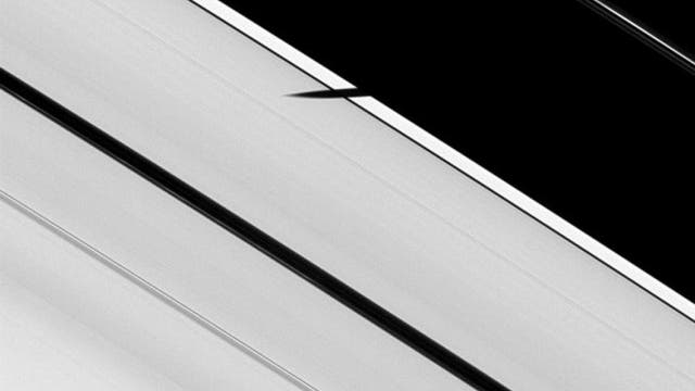 Der Schatten des Mondes Pan auf dem A-Ring von Saturn