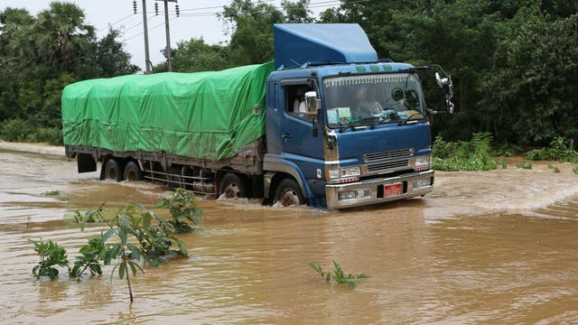 LKW auf überschwemmter Straße wärend des Monsuns 2015 in Myanmar