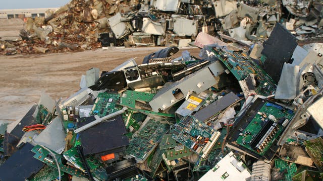Berge von Computerplatinen auf einer Müllkippe