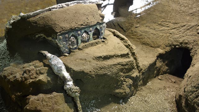 Der halb freigelegte Prunkwagen in der einstigen Villa in Pompeji