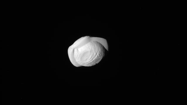 Detailaufnahme der Raumsonde Cassini des Saturnmonds Pan