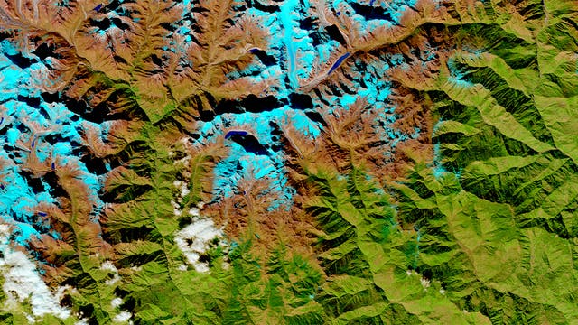 Falschfarbenansicht einer Gebirgslandschaft von oben, aus Satellitendaten erzeugtes Bild