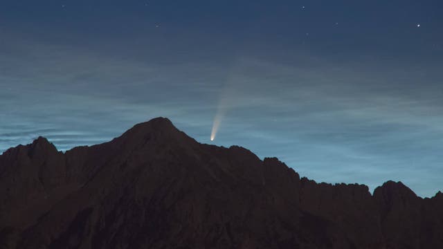 Am 8. Juli fotografierte Rainer Eisendle von Rinn in Tirol aus den Kometen NEOWISE am von leuchtenden Nachtwolken bedeckten nördlichen Morgenhimmel.