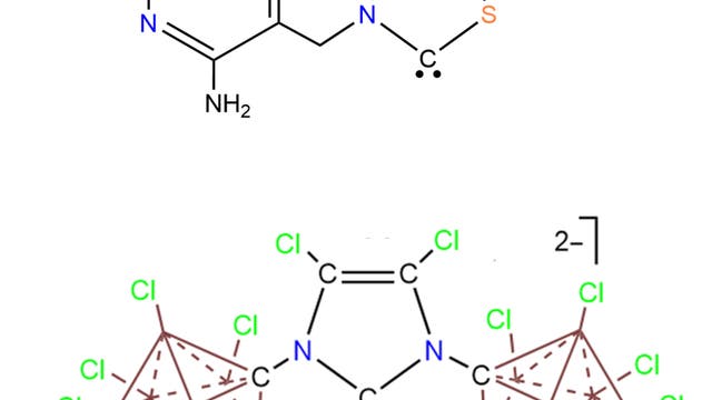 Die Abbildung zeigt zwei chemische Strukturen. Oben ist eine organische Verbindung mit einem Pyrimidinring, der mit einem Thiazolring verbunden ist. Der Pyrimidinring enthält zwei Stickstoffatome und eine Aminogruppe, während der Thiazolring ein Schwefelatom und eine Hydroxyethylgruppe aufweist. Unten ist eine komplexe Struktur mit zwei chlorbeschichteten Käfigen, die durch eine zentrale stickstoffhaltige Ringstruktur verbunden sind. Diese Struktur enthält zahlreiche Chloratome, die an die Käfige gebunden sind, und zeigt eine negative Ladung von 2–.