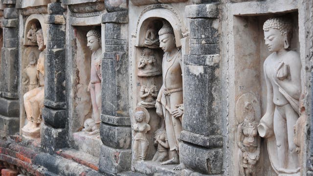 Aus Stuck gestaltete Darstellungen des Buddha im Tempel Nr. 3 in Nalanda