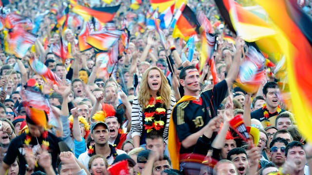 Für die einen ein Schreckgespenst, für andere Ausdruck friedlichen Partypatriotismus: deutsche Fans feiern beim Public Viewing