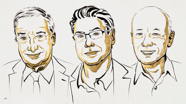 Eine künstlerische Illustration von drei Personen in Anzügen, die nebeneinander dargestellt sind. Die Zeichnung verwendet schwarze und goldene Linien, um die Gesichtszüge und Kleidung zu betonen. Die Personen blicken freundlich nach vorne. Der Hintergrund ist schlicht und weiß, wodurch die Figuren im Vordergrund hervorgehoben werden.