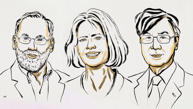 Eine künstlerische Illustration von drei Personen, die nebeneinanderstehen. Die Zeichnung verwendet schwarze und goldene Linien, um die Gesichtszüge und Kleidung der Personen darzustellen. Alle tragen formelle Kleidung. Die Darstellung ist stilisiert und konzentriert sich auf die Gesichtsausdrücke und Frisuren der Personen. Der Hintergrund ist schlicht und hell gehalten.