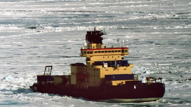 Der schwedische Eisbrecher "Oden" im Polarmeer.
