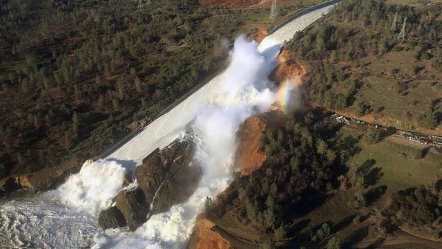 Luftaufnahme des beschädigten Hauptüberlaufs des Oroville-Staudamms.