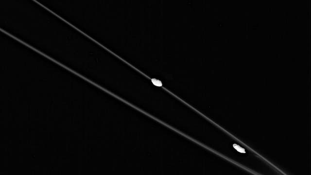Prometheus und Pandora im Umlauf um Saturn
