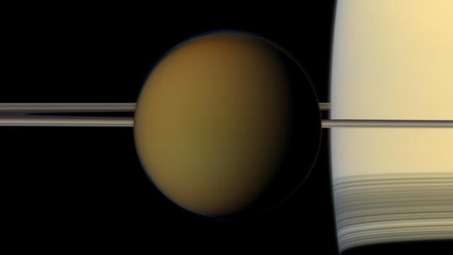 Titan vor Saturn mit seinen Ringen