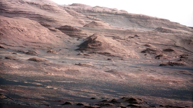 Bodenschichten am Fuß des Aeolis Mons