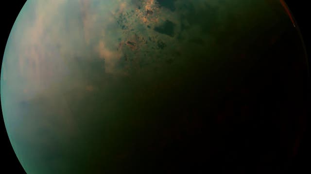 Titan im Infraroten (Falschfarbenaufnahme)