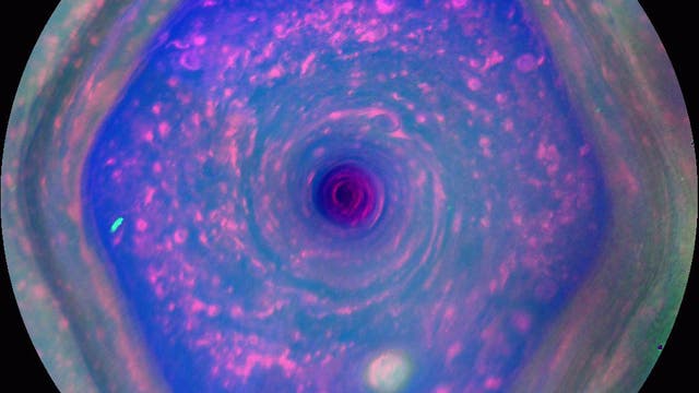 Das nordpolare Hexagon auf Saturn (Falschfarbenbild)