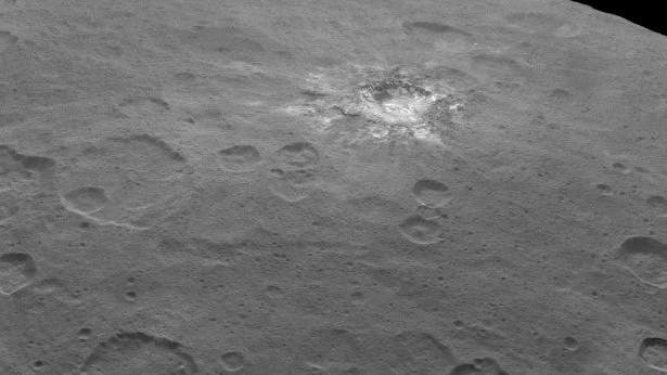 Einer der hellen Flecken auf der Oberfläche von Ceres