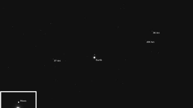 Eine astronomische Aufnahme zeigt den Nachthimmel mit mehreren markierten Sternen, darunter 43 Ari, 37 Ari, 36 Ari und AM Ari. In der Mitte des Bildes ist die Erde als heller Punkt zu sehen. Ein kleines Inset unten links zeigt eine vergrößerte Ansicht der Erde und des Mondes. Der Text in der unteren rechten Ecke gibt an: "Earth and Moon, 9:45 PM MST July 23rd 2025, Filter 1 (540 nm), 5s exposure, Psyche Multispectral Imager A."