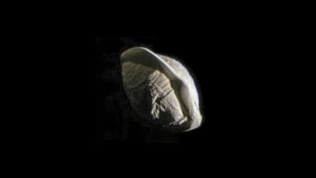 Pan im Anflug (Aufnahme der Raumsonde Cassini)
