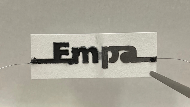 Papierbatterie mit dem Schriftzug »Empa«