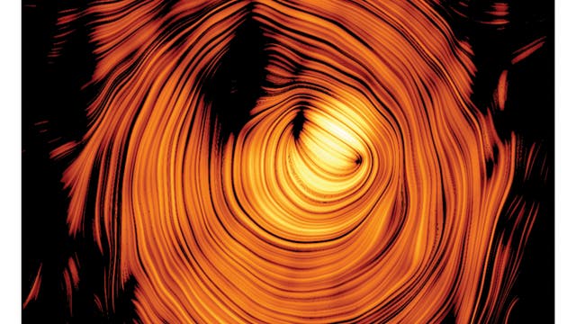 Eine wissenschaftliche Abbildung zeigt den Blazar-Jet PKS 1424+240. Die Darstellung ist in leuchtenden Orange- und Gelbtönen gehalten, die spiralförmig angeordnet sind und auf eine dynamische Bewegung hinweisen. Der Hintergrund ist schwarz, was den Kontrast verstärkt. Oben im Bild steht der Text "PKS 1424+240 Blazar Jet", und unten rechts ist eine Skala mit "10 pc" angegeben. Die Abbildung veranschaulicht die Struktur und Dynamik eines Blazar-Jets im Weltraum.