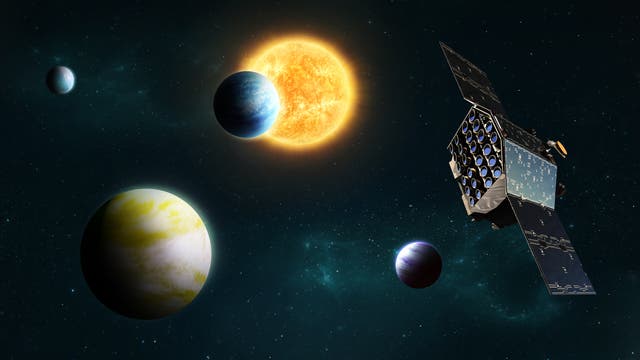Ein Satellit schwebt im Weltraum, umgeben von mehreren Planeten und einem leuchtenden Stern im Hintergrund. Der Satellit ist mit Solarpaneelen ausgestattet und scheint auf eine Mission gerichtet zu sein. Die Planeten variieren in Farbe und Größe, während der Stern hell strahlt. Der dunkle Weltraum bildet den Hintergrund.