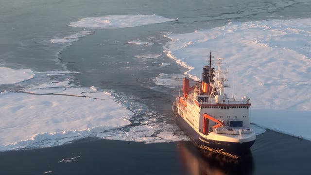 Das deutsche Forschungsschiff Polarstern in der zentralen Arktis